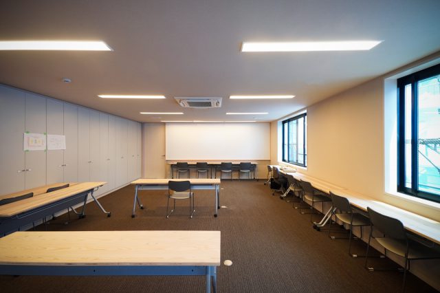 「土の間」（会議室）｜相羽建設の土台を会議する大事な部屋なので、珪藻土クロスを。そしてここが工事中の本社勤務のスタッフの仕事スペースになります。