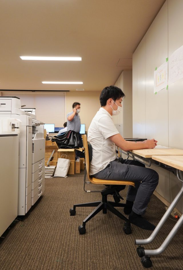 着座した様子（参考：松本の身長 184cm）