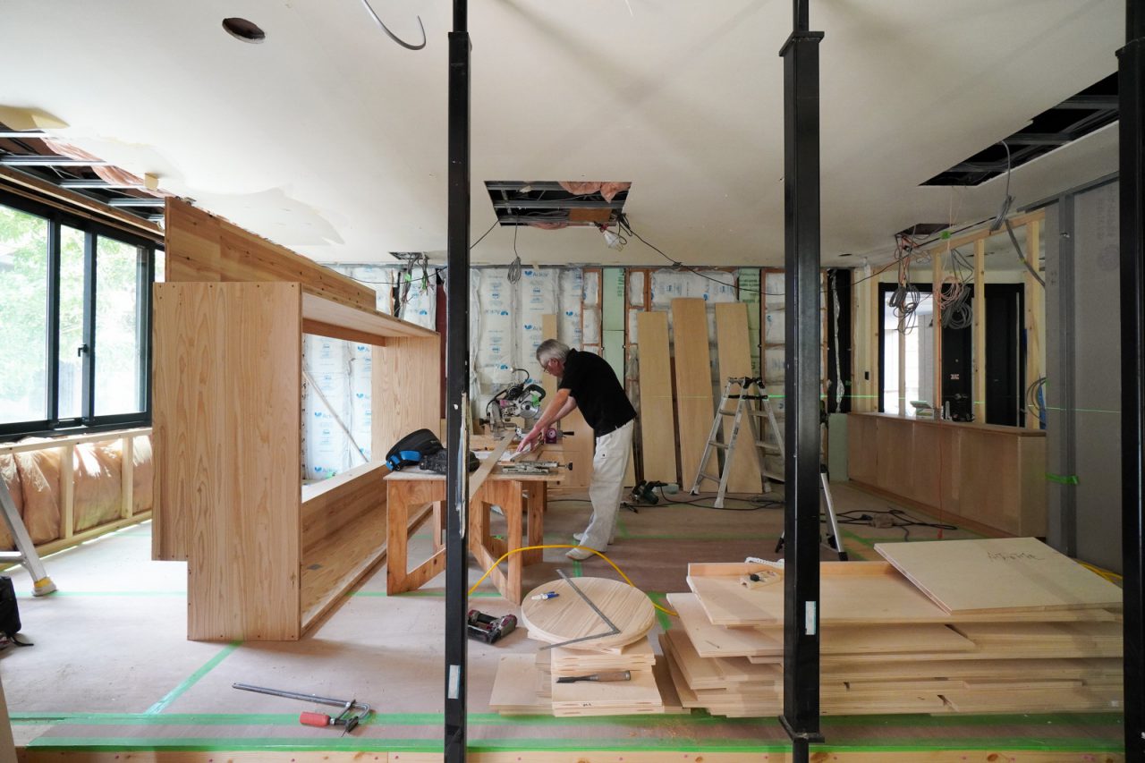 一階の空間では大工の秋山棟梁が棚などの造作中でした。写真左の大きな四角の枠が何かわかりますか？