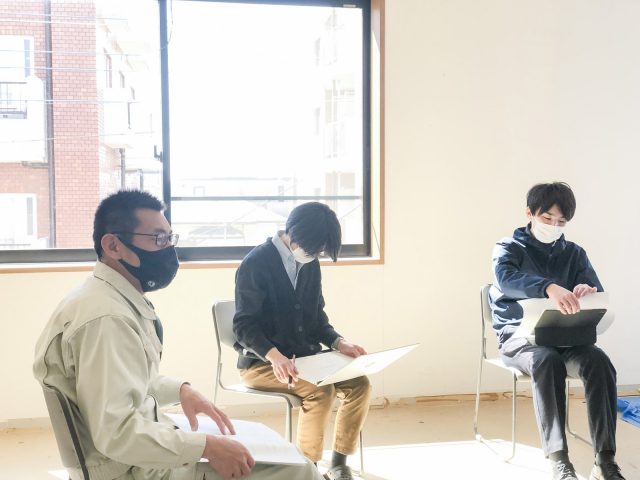 本社リノベーションの現場監理を担うことになった荻野（写真左）