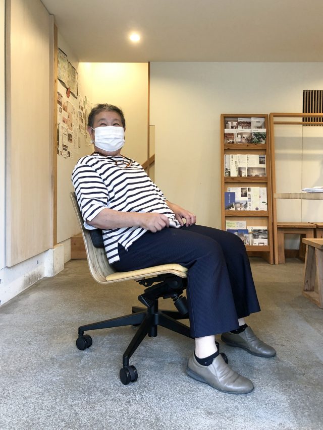 つむじモデルハウススタッフの立田さんにも座ってリクライニングの様子を試してもらいました。「とっても座りやすい！」とのこと。