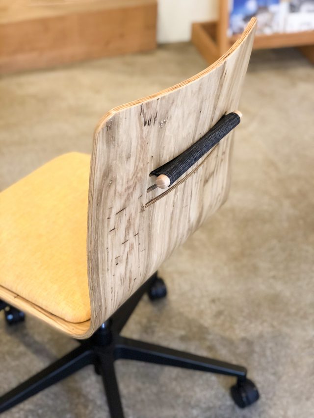 コナラ虫食い  ・ヤマザクラ小節と、表情のある登米の木を素材として用い、成形合板としての加工は北海道で行なっているそうです。