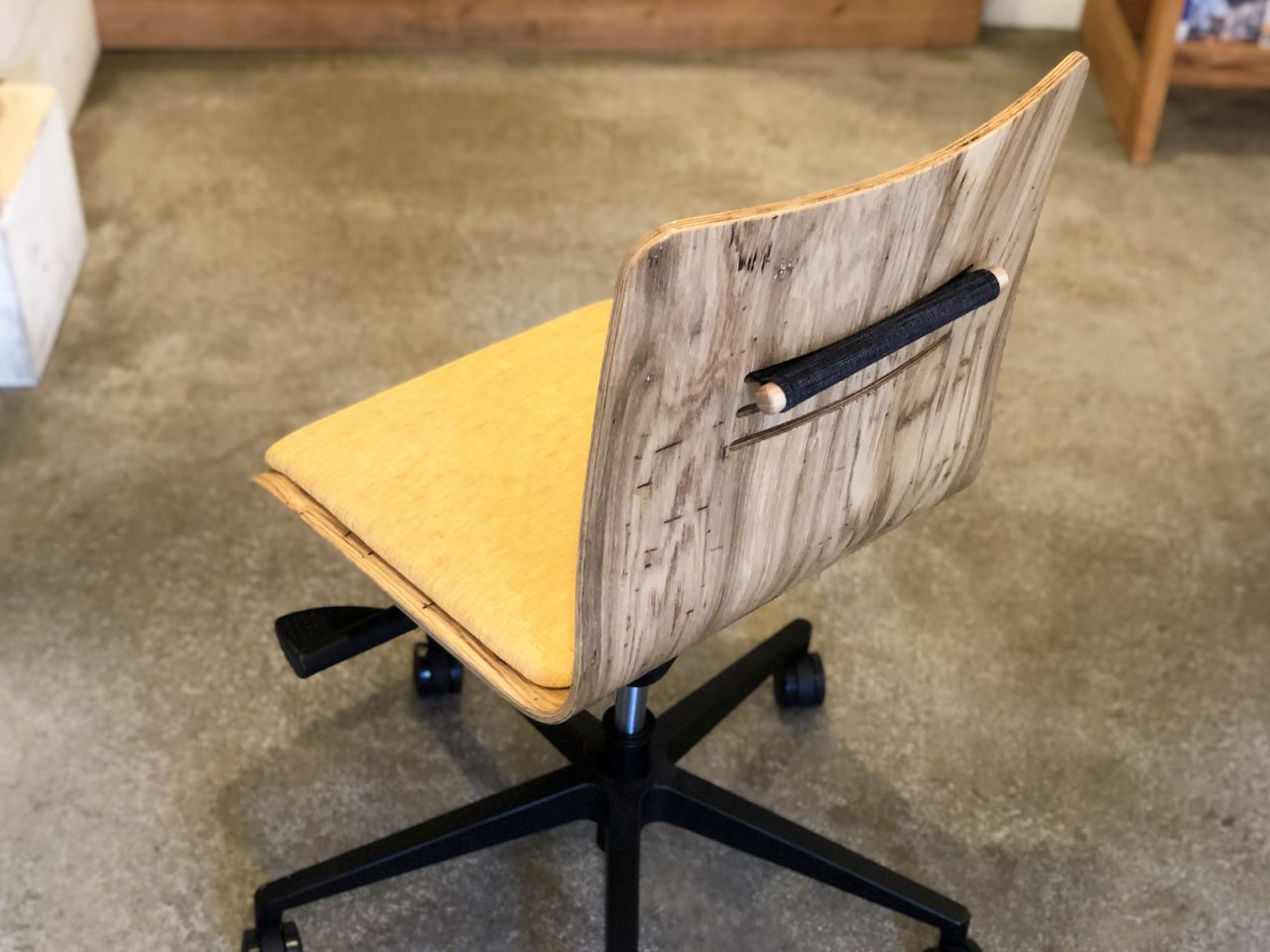 登米町森林組合と、小泉誠さんが協働しているプロジェクト「kitakamiの木」のオフィスチェア（プロトタイプ）