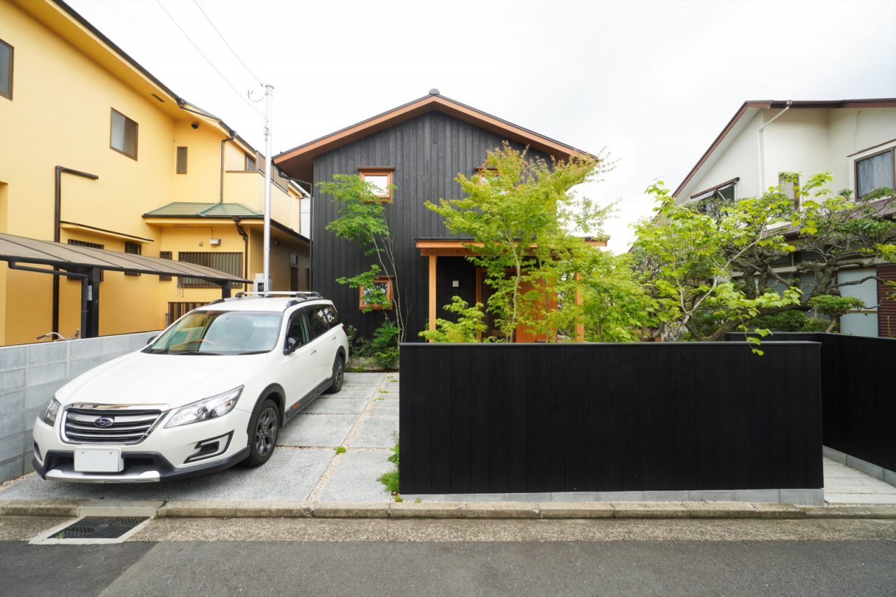 「門の位置が良かった」と小林さん。新旧の庭を楽しめるアプローチで自然に融合しています。