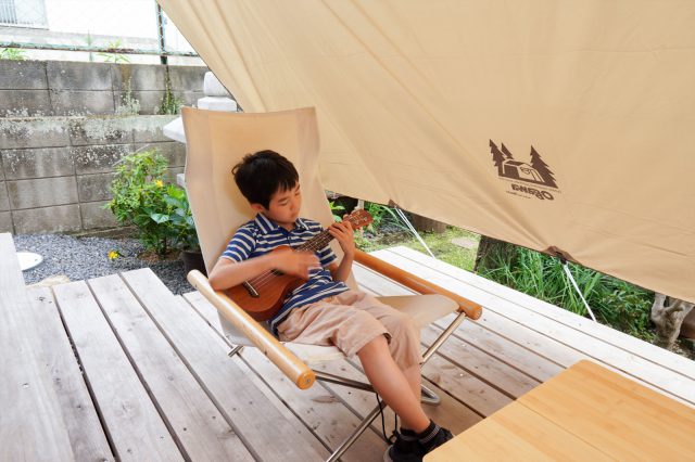 ウクレレにはまっている息子さん。デッキで演奏してくれました。