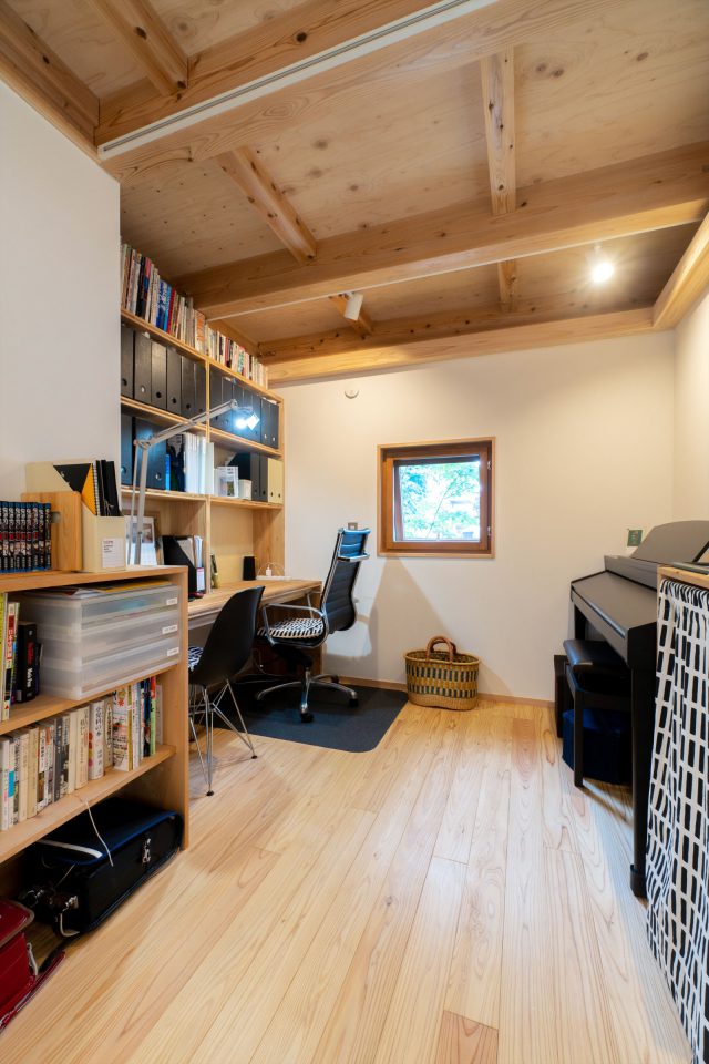 リビングスペース奥は、籠り感が落ち着く空間。窓からアオダモが見え、デスクワークにピッタリです。