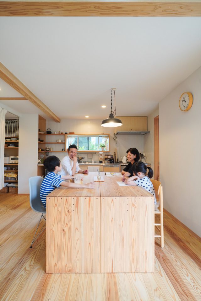 ダイニングテーブルは、竣工時に大工が作る「大工の手」によるもの。二つに分けることができ、様々な使い方ができます。