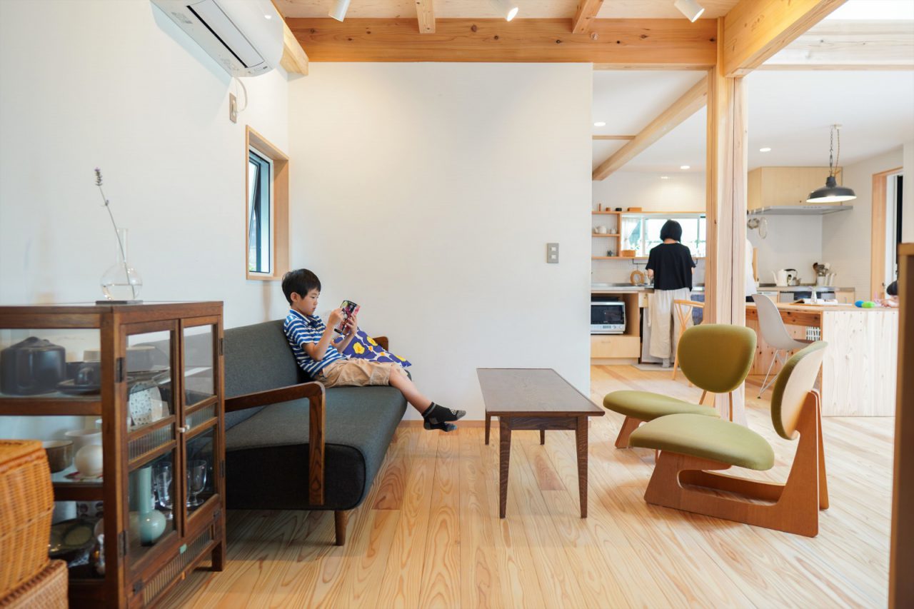 民芸がお好きな奥様。リビングスペースには天童木工の低座イスを。