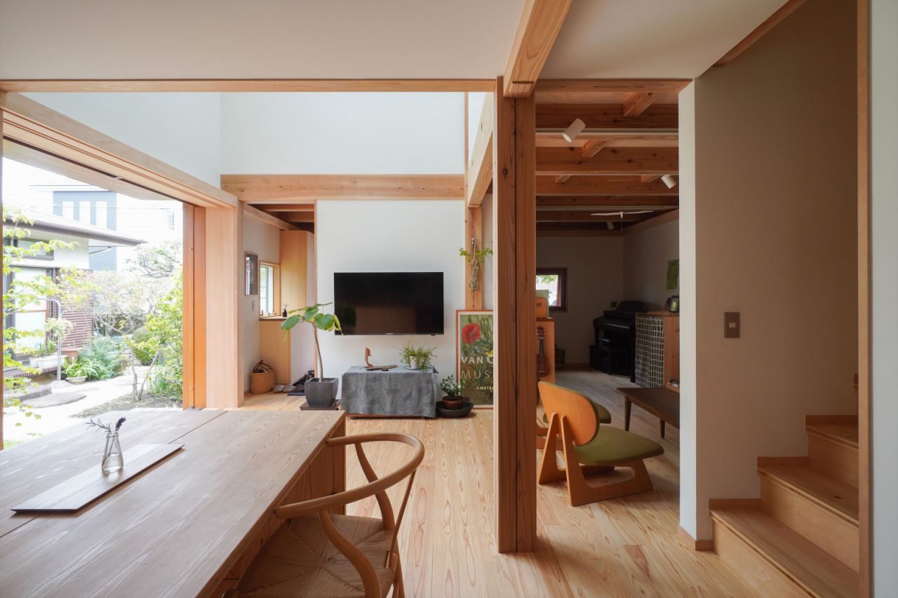 主採光は北向きでも天窓などから安定した光が室内に届き、明るいLDK。ダイニング、リビング、学習スペースと、写真手前から奥へと緩やかにゾーニングされています。