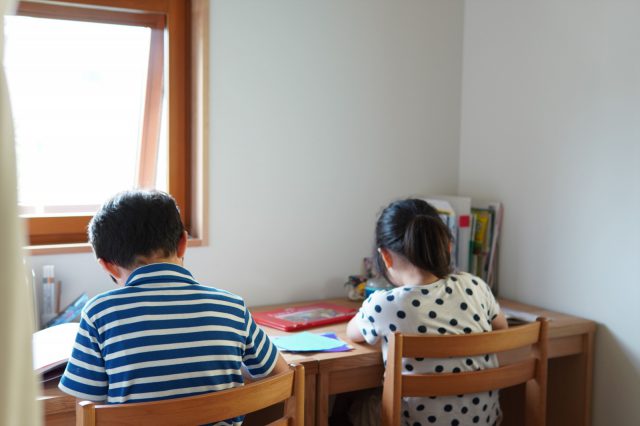 ふたつ並んだ学習机。家のテイストに合うようにと、竣工時に棚と共に制作。