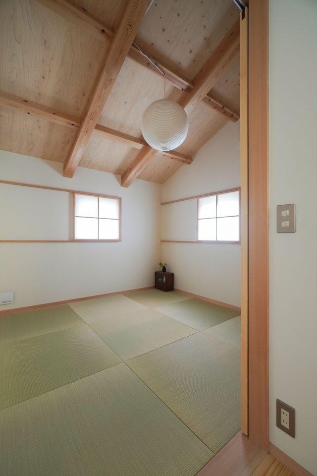 子ども部屋の奥はモダンな和室。柳宗理のテキスタイルを押入れの仕切りにしています。