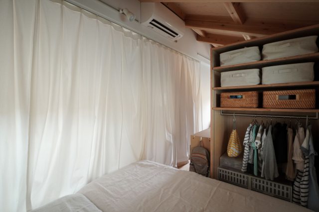 子ども部屋の仕切りはカーテンにすることで圧迫感がありません。