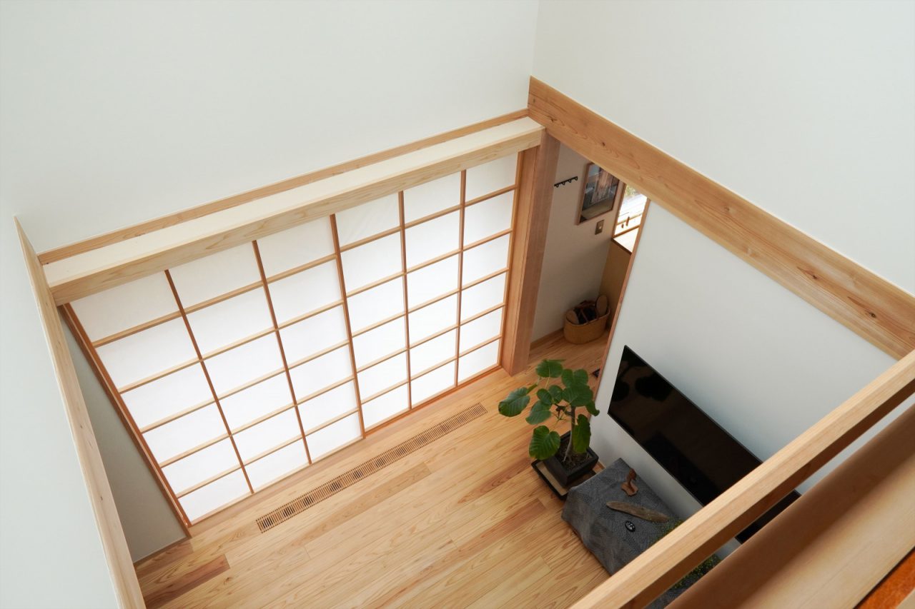 2階から見たLDK。吹き抜けと2階を壁・障子で仕切ったことで、熱環境が保たれているそう。