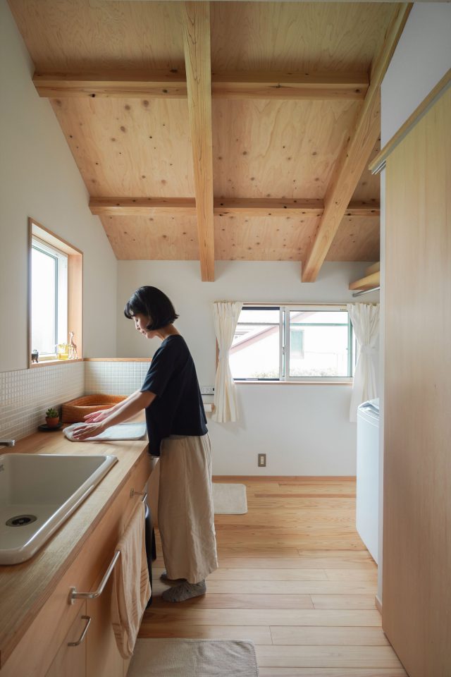 明るく風通しのいい洗面脱衣室とトイレ。軒下のスペースに梅の木を眺めながら洗濯物を干すのが奥様のお気に入り。