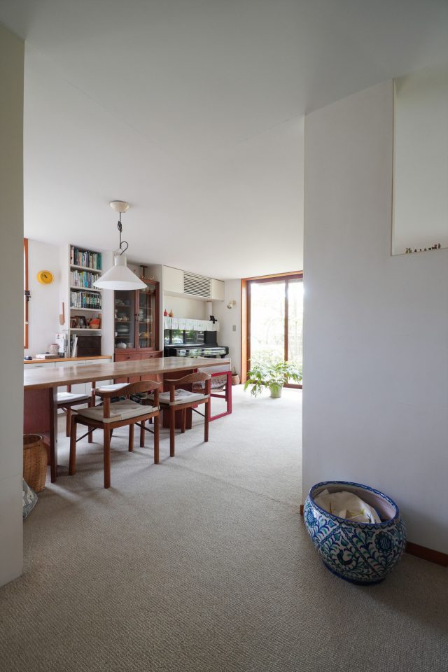 視線が抜ける壁が緩く空間を仕切ります。