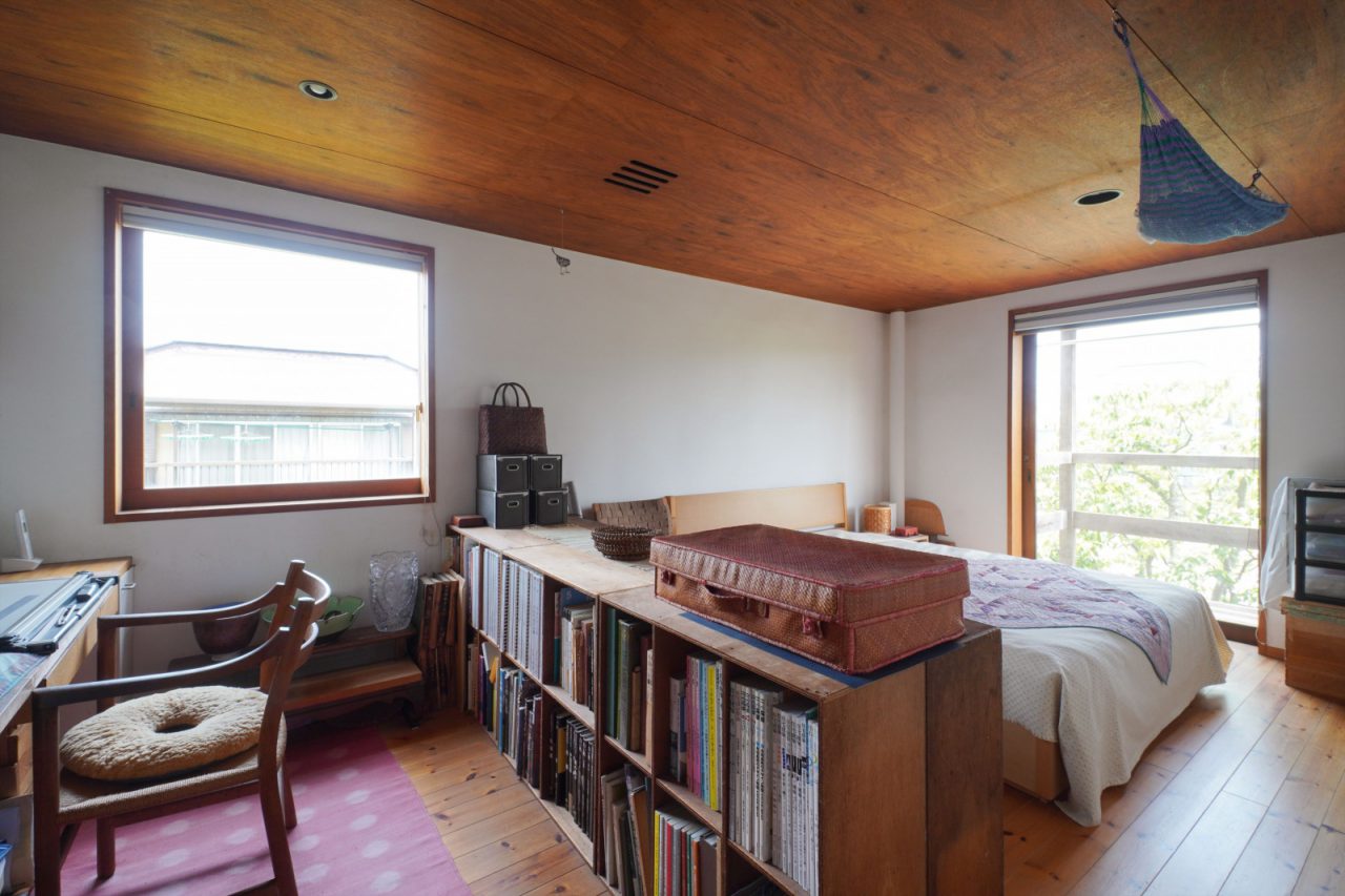 旅先で購入したトランクやハンモックを収納に。