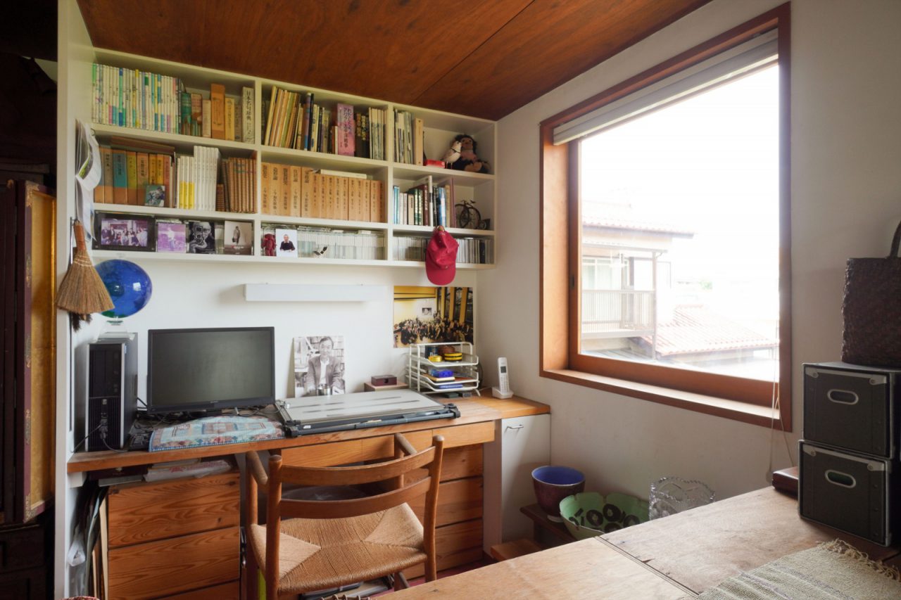 寝室の一角が昌民さんの書斎。