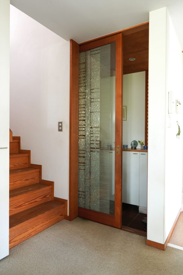 玄関とLDKとを仕切るガラス戸。娘さんと一緒に模様を貼った力作です。