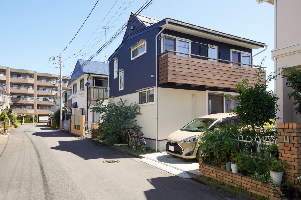 紺と白のツートンカラーが爽やかな外観。