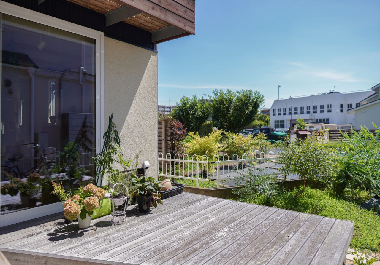 LDK前のウッドデッキ。奥のお庭いじりは今後のお楽しみ。