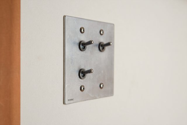 キッチン横の照明スイッチ。内装に合わせて奥様が選びました。