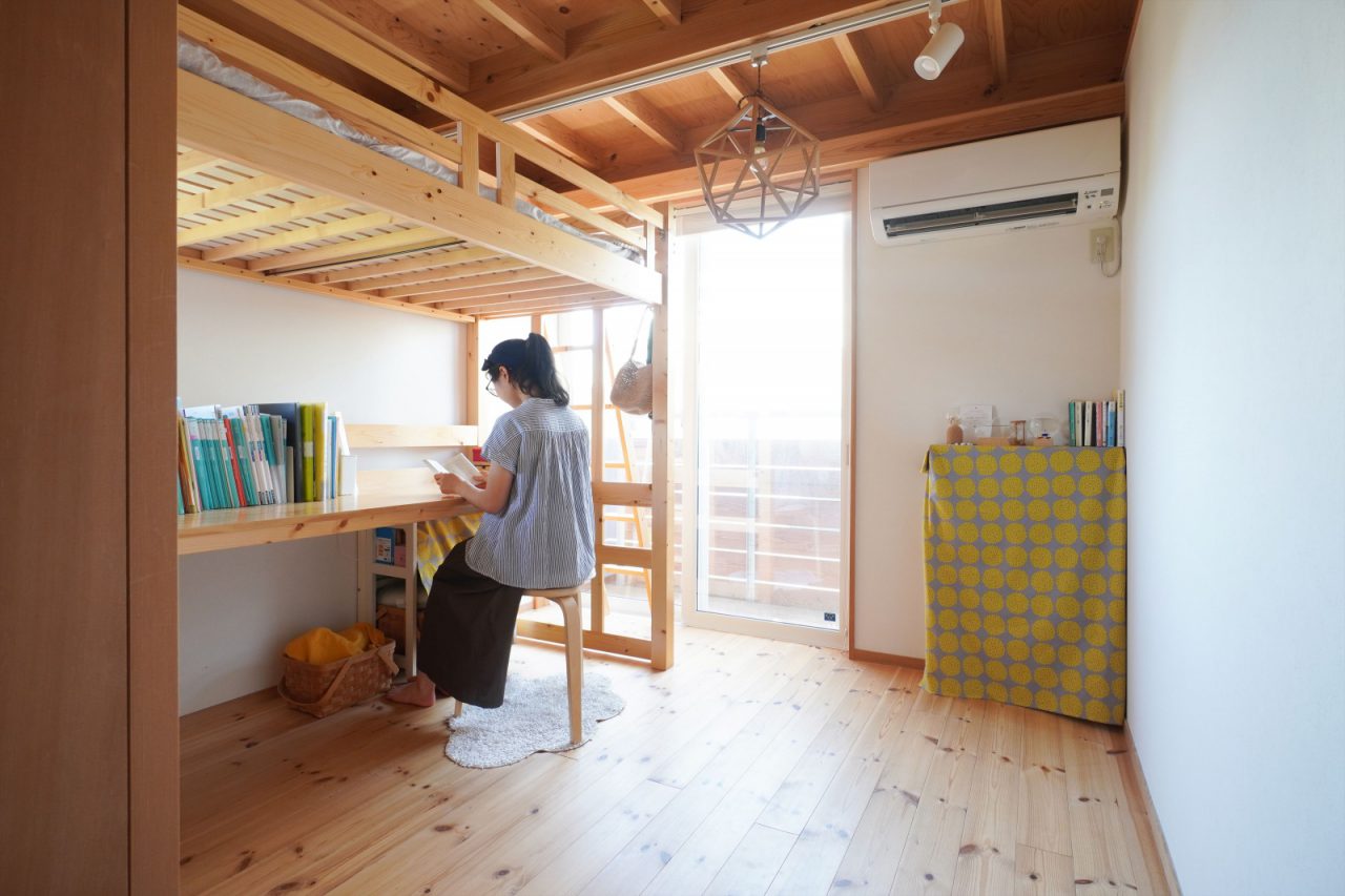 綺麗に整頓された娘さんのお部屋。日当たりが良く、以前の住まいと比べて静かで勉強に集中できると言います。