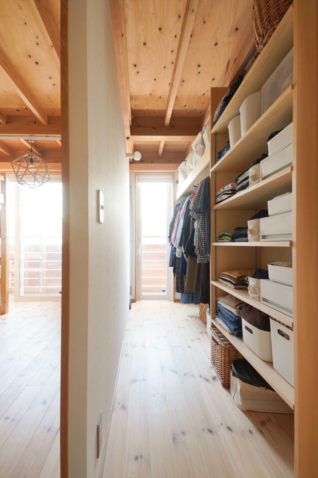 無印良品のケースがすっきり収まるファミリークローゼット。「奥行きをどうするか、相当悩みました」（奥様）。