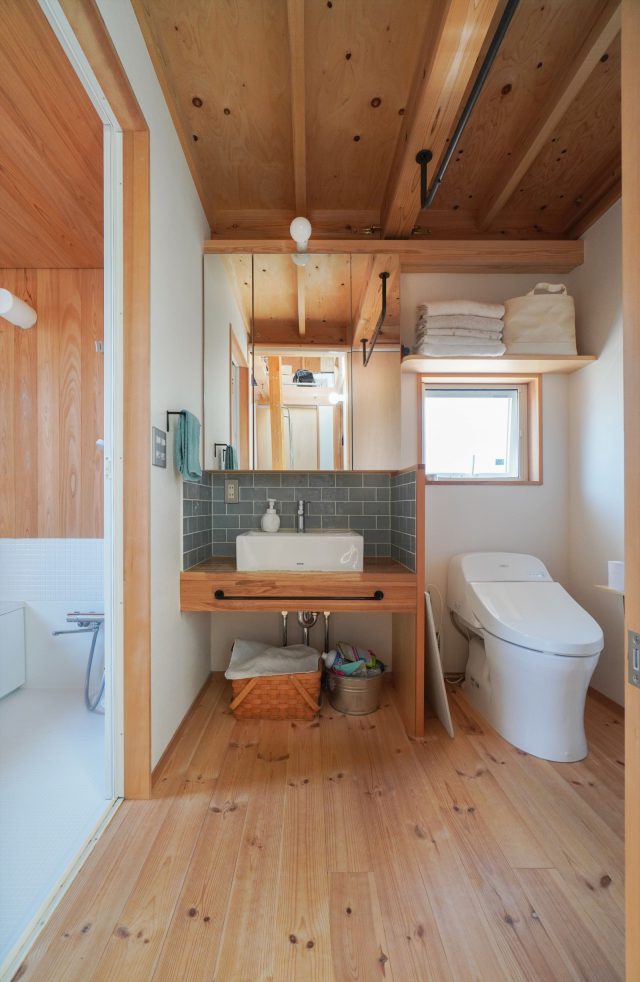 洗面脱衣室・浴室でも、木と陽と風を感じられます。アイアンと落ち着いたブルーのタイル使いがかわいらしいですね。