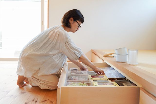 畳の小上がりの収納は、キャンドル作りの材料置き場に。