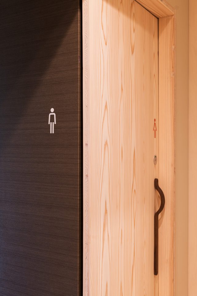 1階トイレ 左手に進むと洋式便器のある男性トイレ、右手が女性トイレ