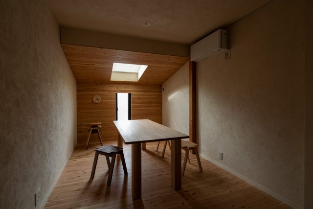 木の間 | 傾斜天井のある、木に包まれている空間