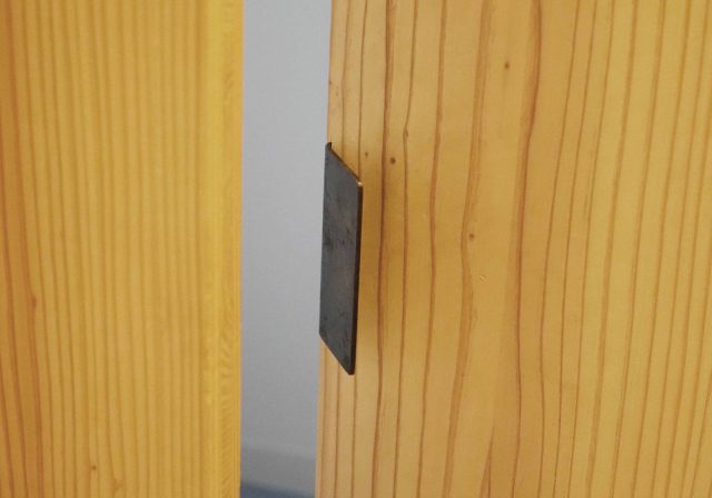 3階男性用トイレ | 彫刻家の北川陽史さんの建具