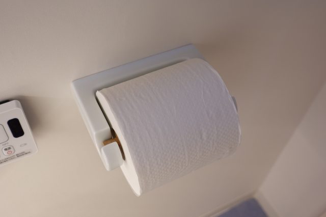 こいずみ道具店のシンプルなホルダーは陶器製。