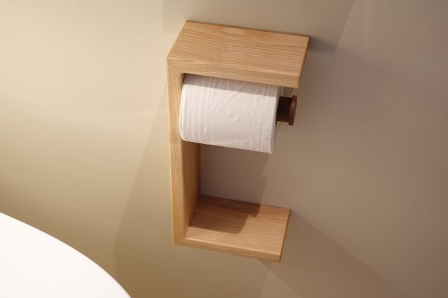 若葉家具さん特注のホルダーは、上にはスマートフォン、下には予備のトイレットペーパーが置けます。