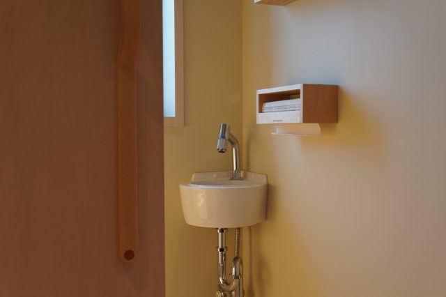 個室内に備え付けられた小さな手洗い場