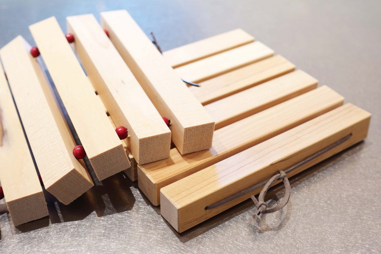 端材とはいえ、家屋に使用されるような質の良い材。毎日使うことで、木の経年変化も楽しんでいただける製品に。