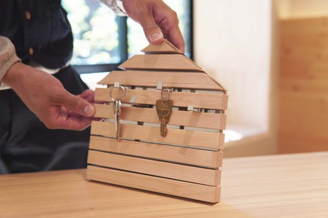 キーフックも試作。マグネットでフックを留める仕様。