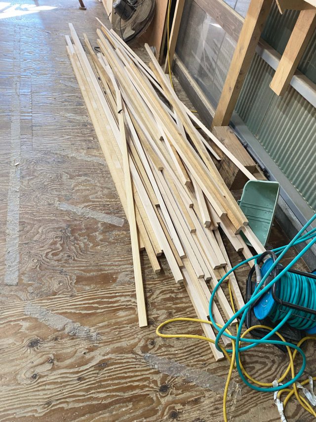 製材して出た21mm角の栂(つが)の端材。体積で換算すると5割以上が端材になってしまうそう。