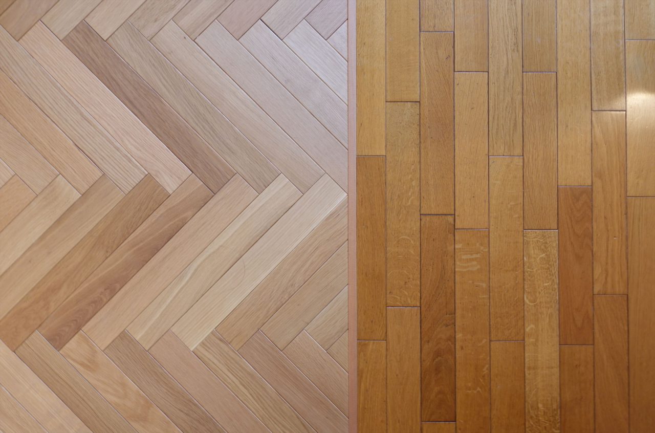 新旧のフローリングの境目。和室部分はオークのヘリンボーン張りに。