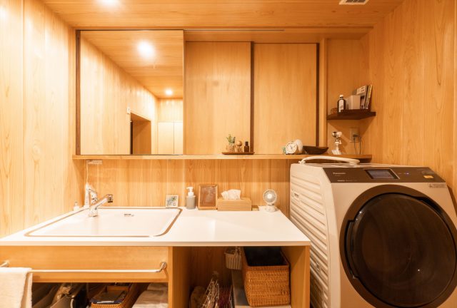 窓は寝室側からも開け閉めできる造り。「木窓は音もいいですね」(奥様)。