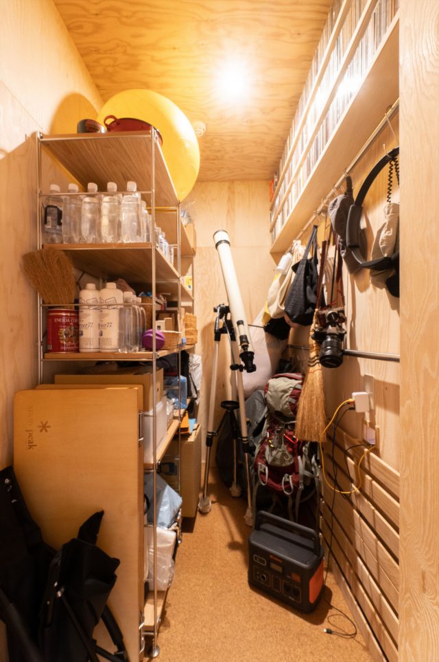 キッチン脇の納戸。CDの枚数を調べてぴったり収まるように棚を作りました。