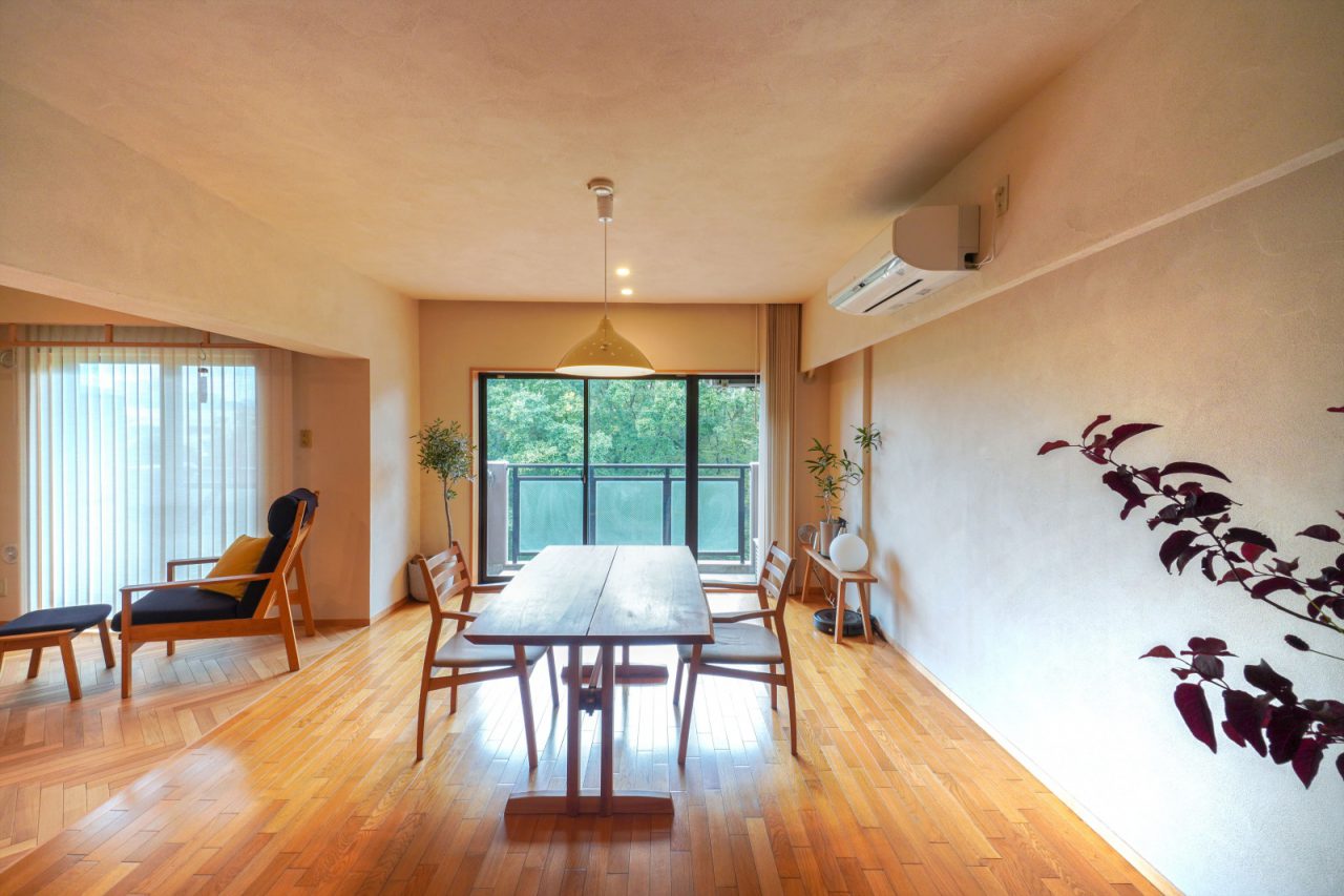 ウォルナットのブックマッチテーブル。家の随所にウォルナット素材を選んでいます。