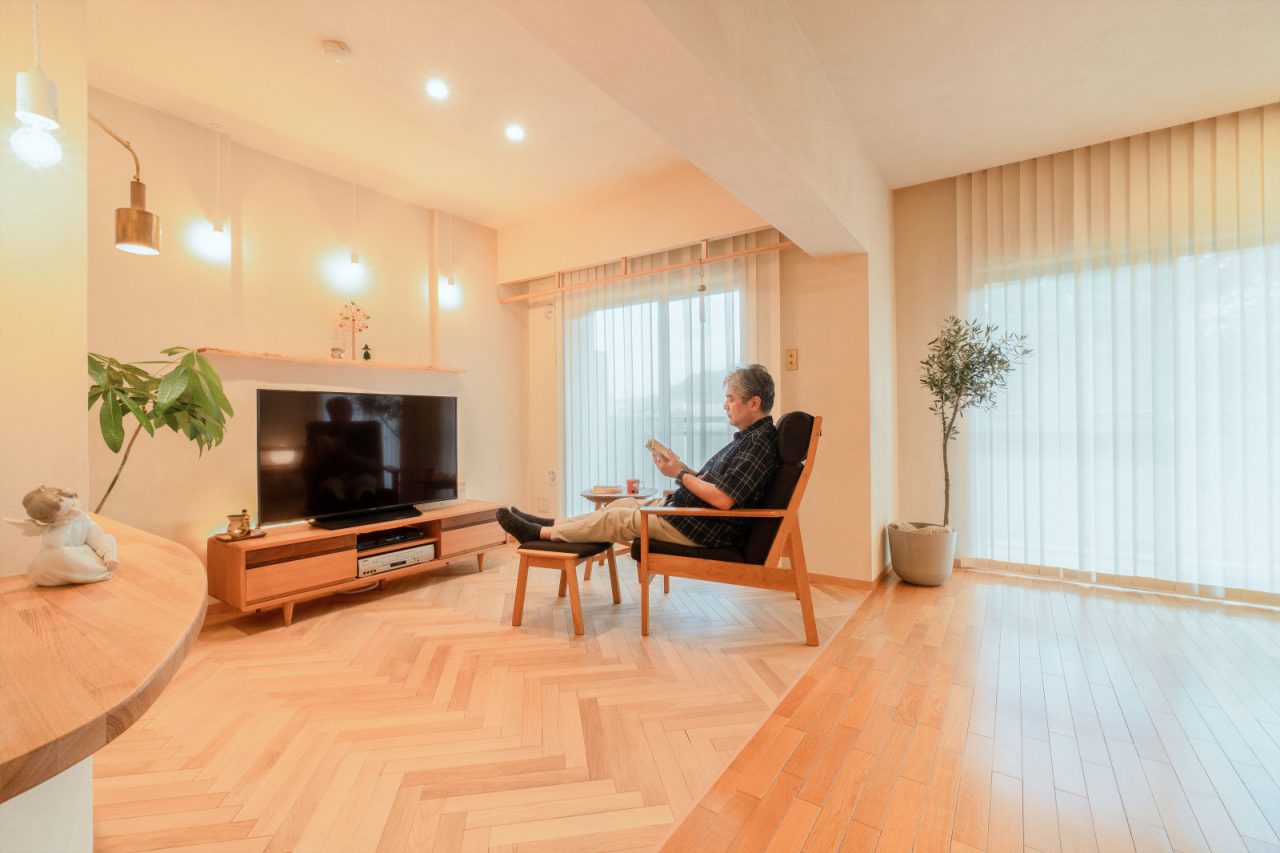 バーチカルブラインドを介して柔らかな陽が入るLDK。目黒のkarfで購入したリクライニングチェアは“人をダメにする”心地良さだそう。