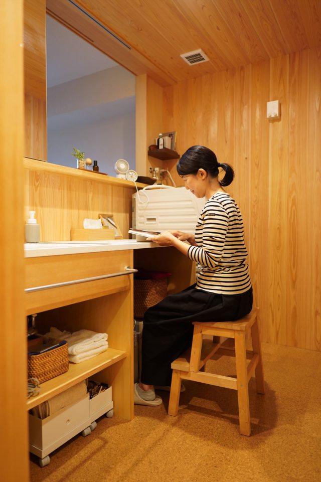 サワラ張りの洗面室。換気ができるように、隣の寝室との間に窓を設けました。