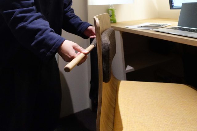 木の棒を差し込むだけの簡単な仕様です。