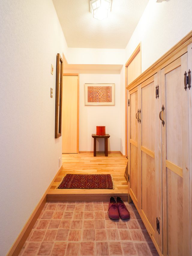 無垢材の靴箱は家具作家にオーダー。アジアの国々の調度品が飾られています。