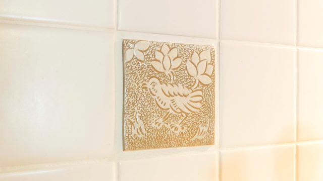 リノベーションを期に依頼した陶作家川島いずみさんの陶タイルがキッチン壁のアクセントに