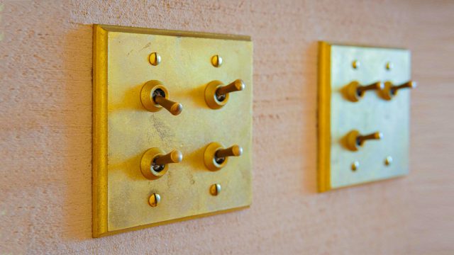 真鍮のトグルスイッチ