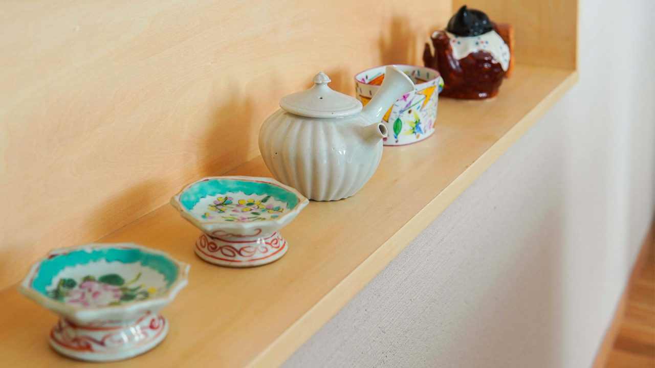 カウンターの奥行きを活用したリビングに面した飾り棚にはお仕事で海外を訪れることの多いご夫妻の思い出の品が。ちなみに奥様が初めて海外旅行に行った国は、当時ソ連の統治下にあったウズベキスタン。パッチワークをされていて、タイルの柄に興味を持ったことがきっかけだそう。