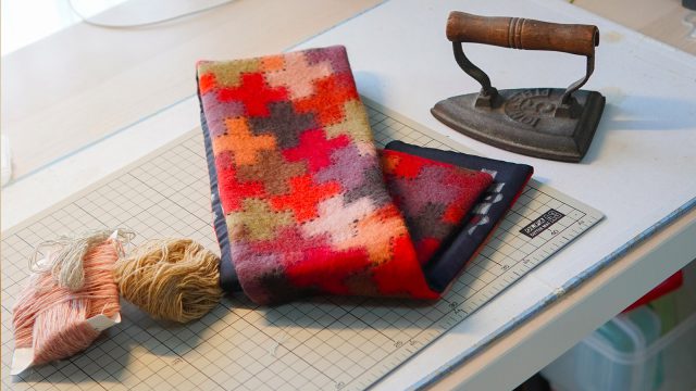 圧縮フェルトをつくりパッチワークしニードルでとめて再フェルト化して手縫いする・・・という果てしない工程を経て作られたフェルトマフラー。コンパクトであったかい。